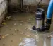 pompă submersibilă apă murdară într-un subsol cu apă tulbure și resturi fine
