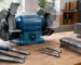 Polizor de banc folosit într-un atelier pentru ascuțirea sculelor și reparații mici