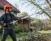 Adaptor motocoasa tip drujba montat pe o motocoasă pentru tăierea crengilor