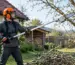 Adaptor motocoasa tip drujba montat pe o motocoasă pentru tăierea crengilor