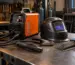 Aparat de sudură cu invertor pentru lucrări grele într-un atelier, alături de electrozi și accesorii