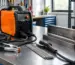 aparat de sudură MMA pentru reparații pe banc de lucru cu electrozi și piese metalice