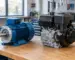 Comparație vizuală între motoare electrice vs motoare pe benzină pe un banc de lucru