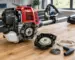 Demaror motocoasă 4 timpi desfăcut pe banc de lucru, cu componentele vizibile