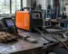 Aparat de sudură MMA300 pregătit pentru lucrări de reparații și montaj, cu accesorii și echipament de protecție