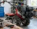 motor pe benzină de 15 CP montat pe un utilaj agricol în atelier