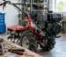 motor pe benzină de 15 CP montat pe un utilaj agricol în atelier