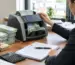 Mașină de numărat bani folosită într-o afacere cu numerar intens