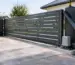 Poartă autoportantă rezidențială montată corect, cu fundație și ghidaj lateral