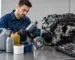 Tehnician care compară uleiul potrivit pentru utilaje și motoare într-un atelier