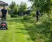 Motocoasă sau mașină de tuns iarba folosite pe teren diferit, în curte și pe margini