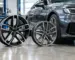 Jante auto noi comparate lângă o mașină în service