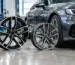 Jante auto noi comparate lângă o mașină în service