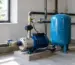 Vas de expansiune 50 L montat într-o instalație de hidrofor cu pompă și manometru