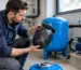 Tehnician verificând o membrană EPDM pentru vasul de expansiune lângă un hidrofor