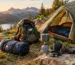 Echipament de camping pregătit lângă un cort, pentru o noapte sau tabere mai lungi