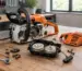 Demaror dublu drujbe 5200 4200 pe bancul de lucru, lângă o drujbă și unelte de montaj