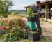 Tocător electric pentru resturi vegetale folosit într-o gospodărie cu legume, fructe, paie și foioase