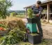 Tocător electric pentru resturi vegetale folosit într-o gospodărie cu legume, fructe, paie și foioase