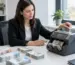 mașină de numărat bani folosită într-un mediu de lucru profesional