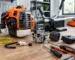 Carburator uzat motocoasă demontat pe bancul de lucru, alături de accesorii de întreținere