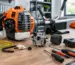 Carburator uzat motocoasă demontat pe bancul de lucru, alături de accesorii de întreținere