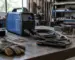 invertor MMA 400A într-un atelier de sudură, lângă cabluri și piese metalice