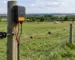 generator de gard electric montat lângă un gard pe teren agricol